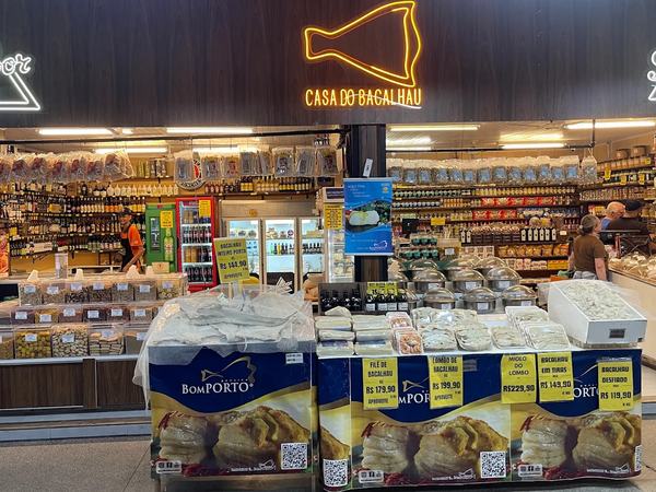 Casa do Bacalhau com vitrine de bacalhau BomPorto